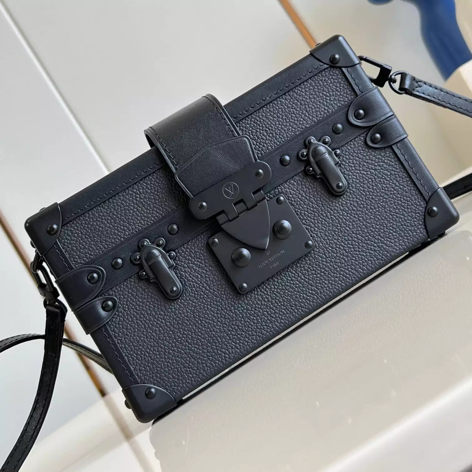 PETITE MALLE HANDBAG BLACK COWHIDE LEATHER M24303 - LW430 DISCOVERY BACKPACK PM SKY BLUE MONOGRAM CANVAS