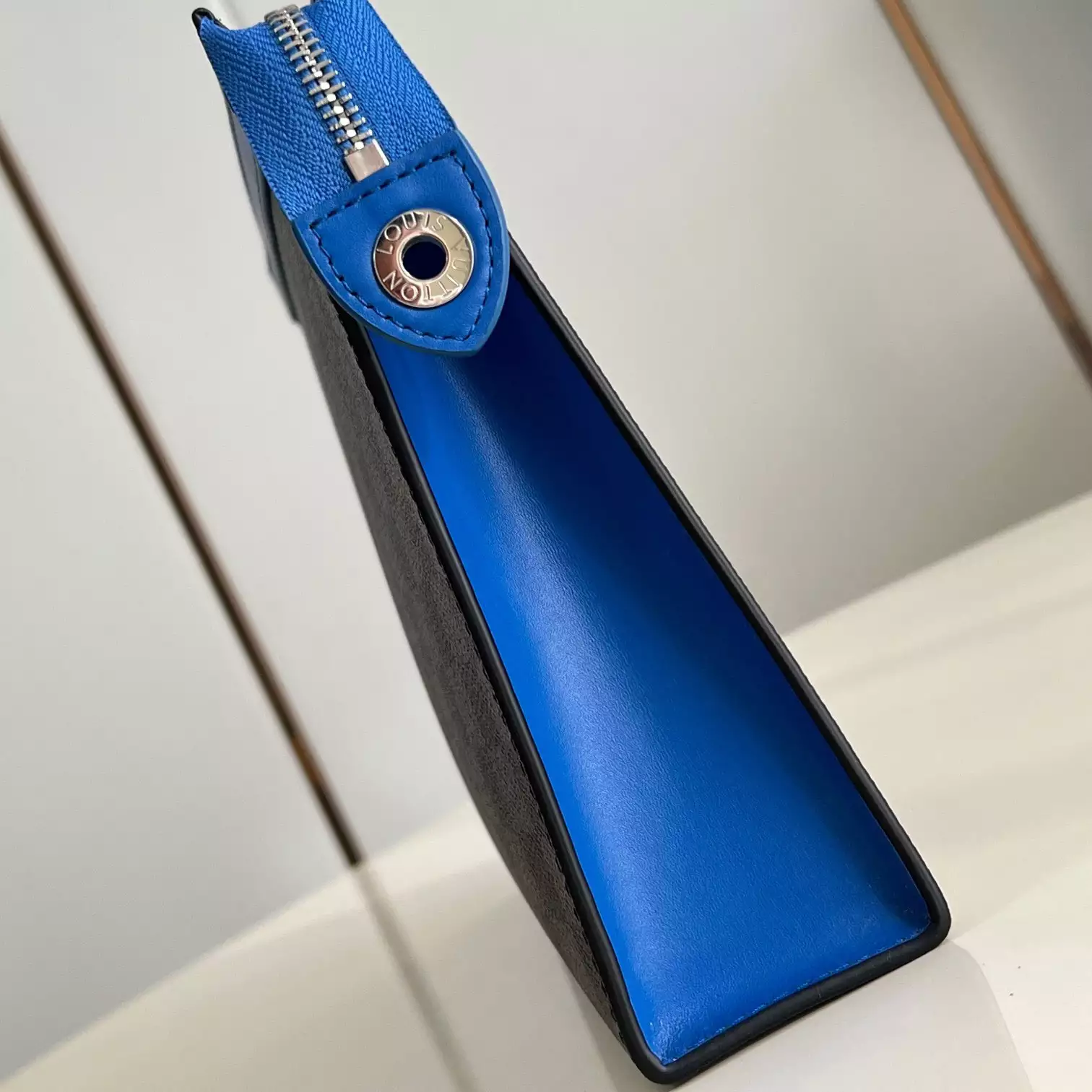 POCHETTE VOYAGE MM BLUE TAIGA COWHIDE LEATHER M30423 - LW408 DISCOVERY BACKPACK PM SKY BLUE MONOGRAM CANVAS