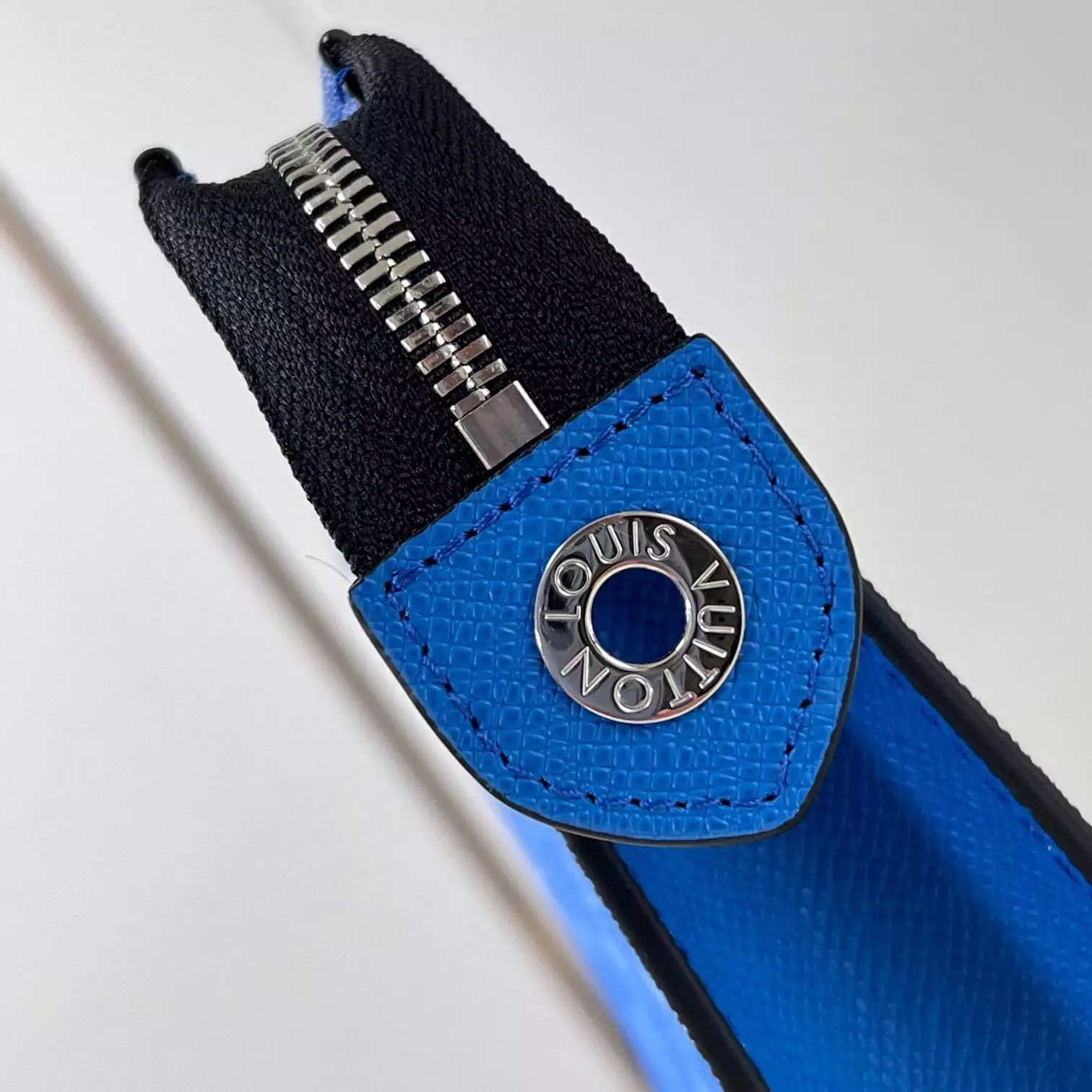 POCHETTE VOYAGE MM BLUE TAIGA COWHIDE LEATHER M30423 - LW408 DISCOVERY BACKPACK PM SKY BLUE MONOGRAM CANVAS