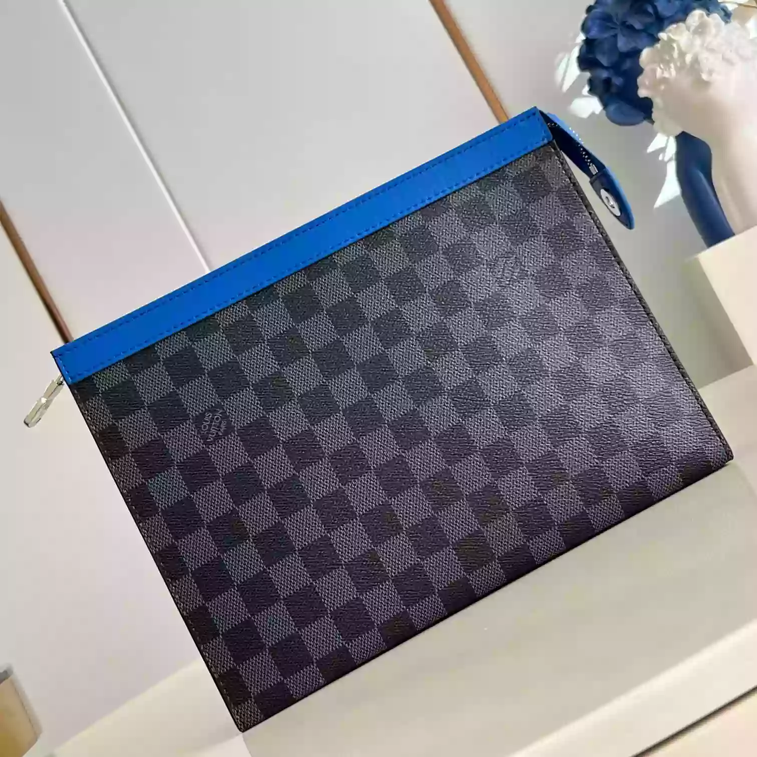 POCHETTE VOYAGE MM INDIGO BLUEDAMIER GRAPHITE CANVAS N00088 - LW407 DISCOVERY BACKPACK PM SKY BLUE MONOGRAM CANVAS