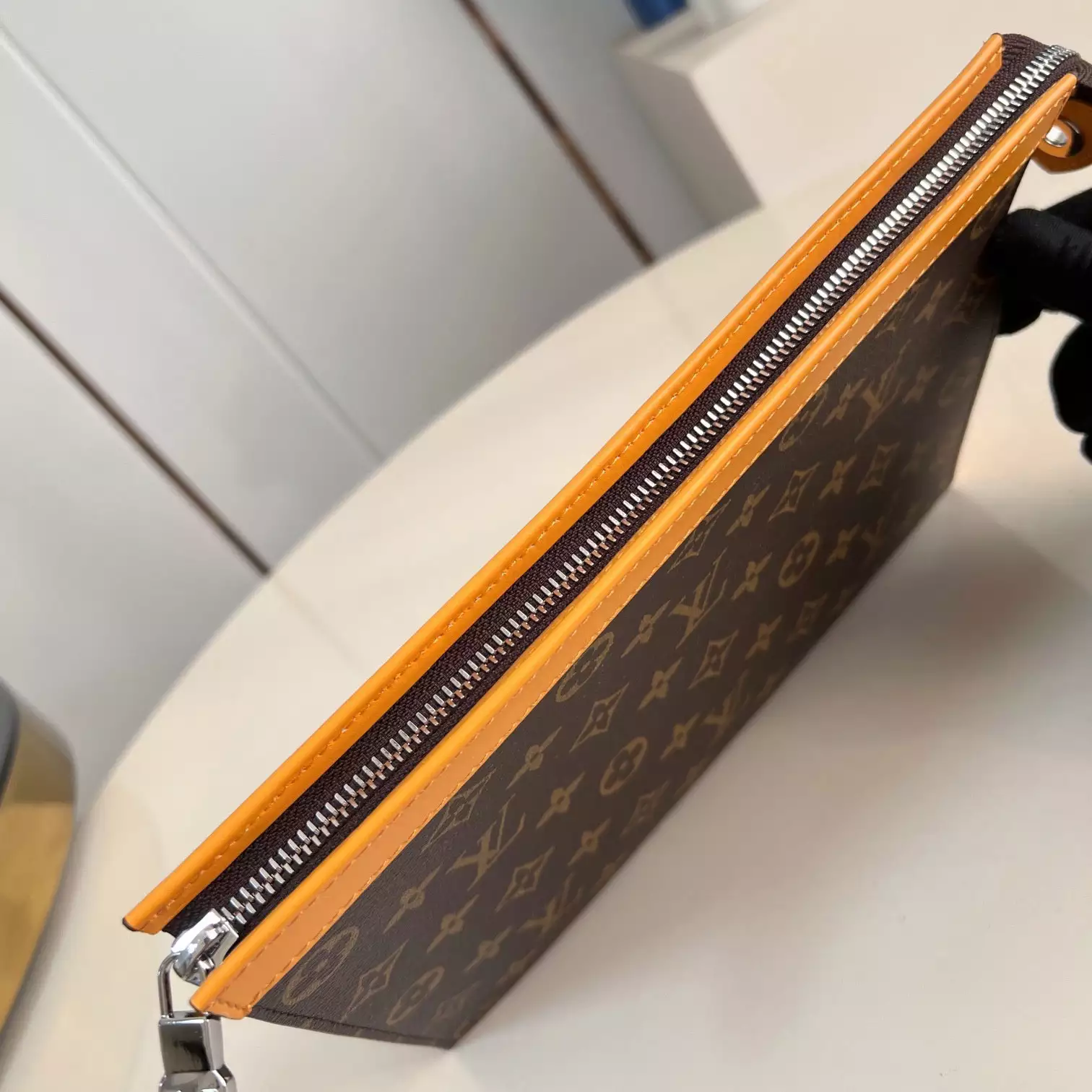 POCHETTE VOYAGE MM SAFRAN YELLOW M12820 - LW402 DISCOVERY BACKPACK PM SKY BLUE MONOGRAM CANVAS