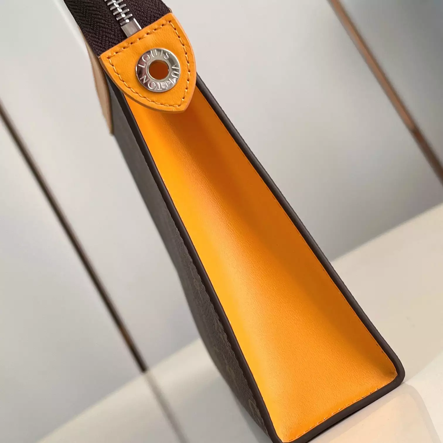 POCHETTE VOYAGE MM SAFRAN YELLOW M12820 - LW402 DISCOVERY BACKPACK PM SKY BLUE MONOGRAM CANVAS