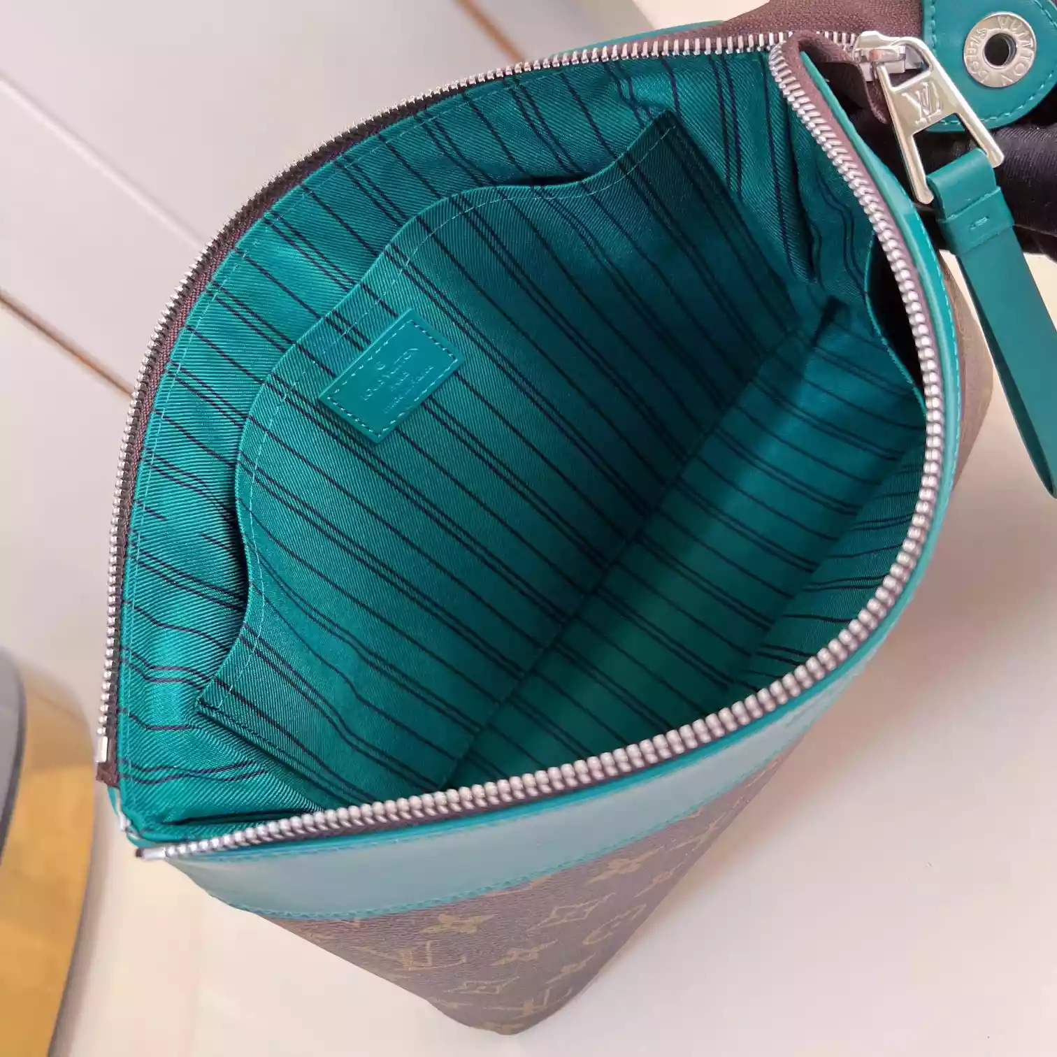 POCHETTE VOYAGE SOUPLE BORNEO GREEN M13199 - LW403 DISCOVERY BACKPACK PM SKY BLUE MONOGRAM CANVAS