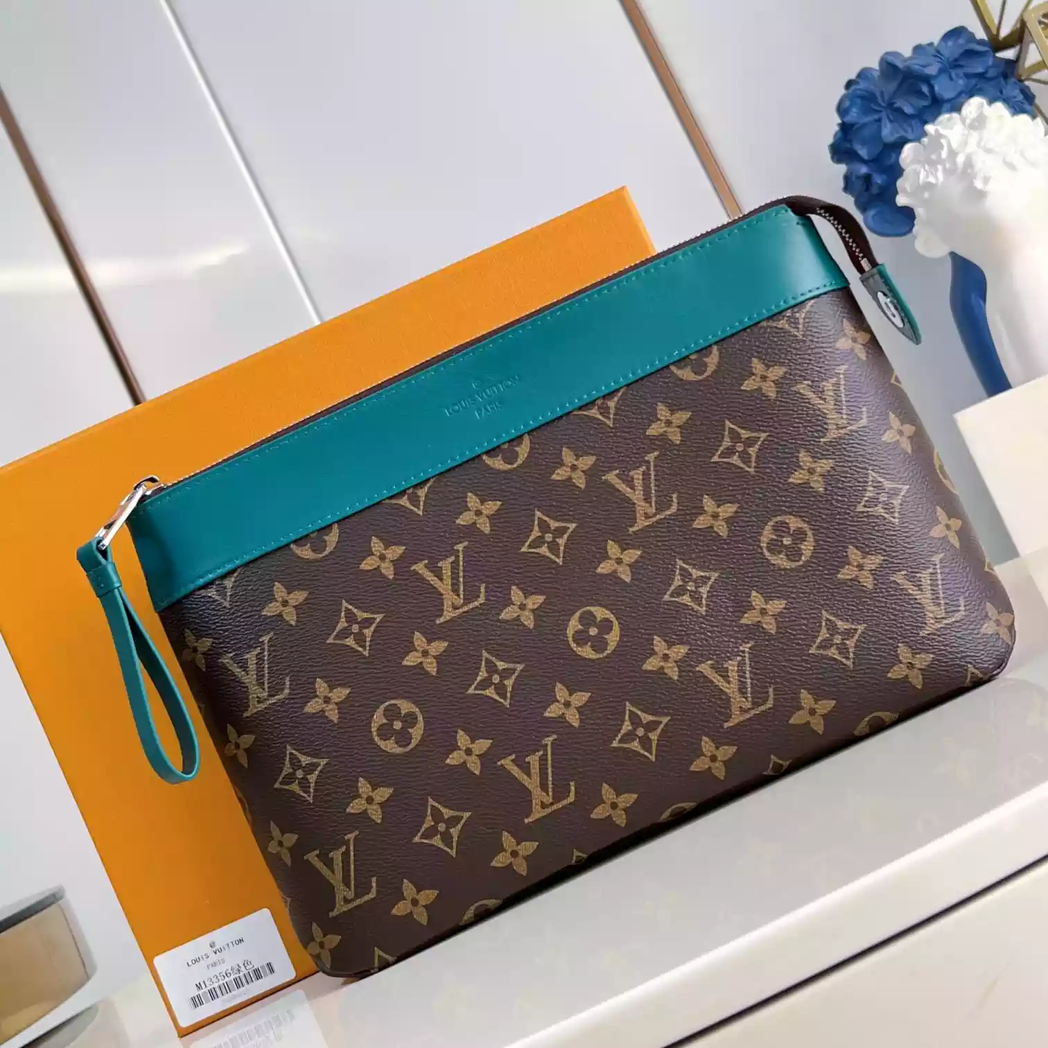 POCHETTE VOYAGE SOUPLE BORNEO GREEN M13199 - LW403 DISCOVERY BACKPACK PM SKY BLUE MONOGRAM CANVAS