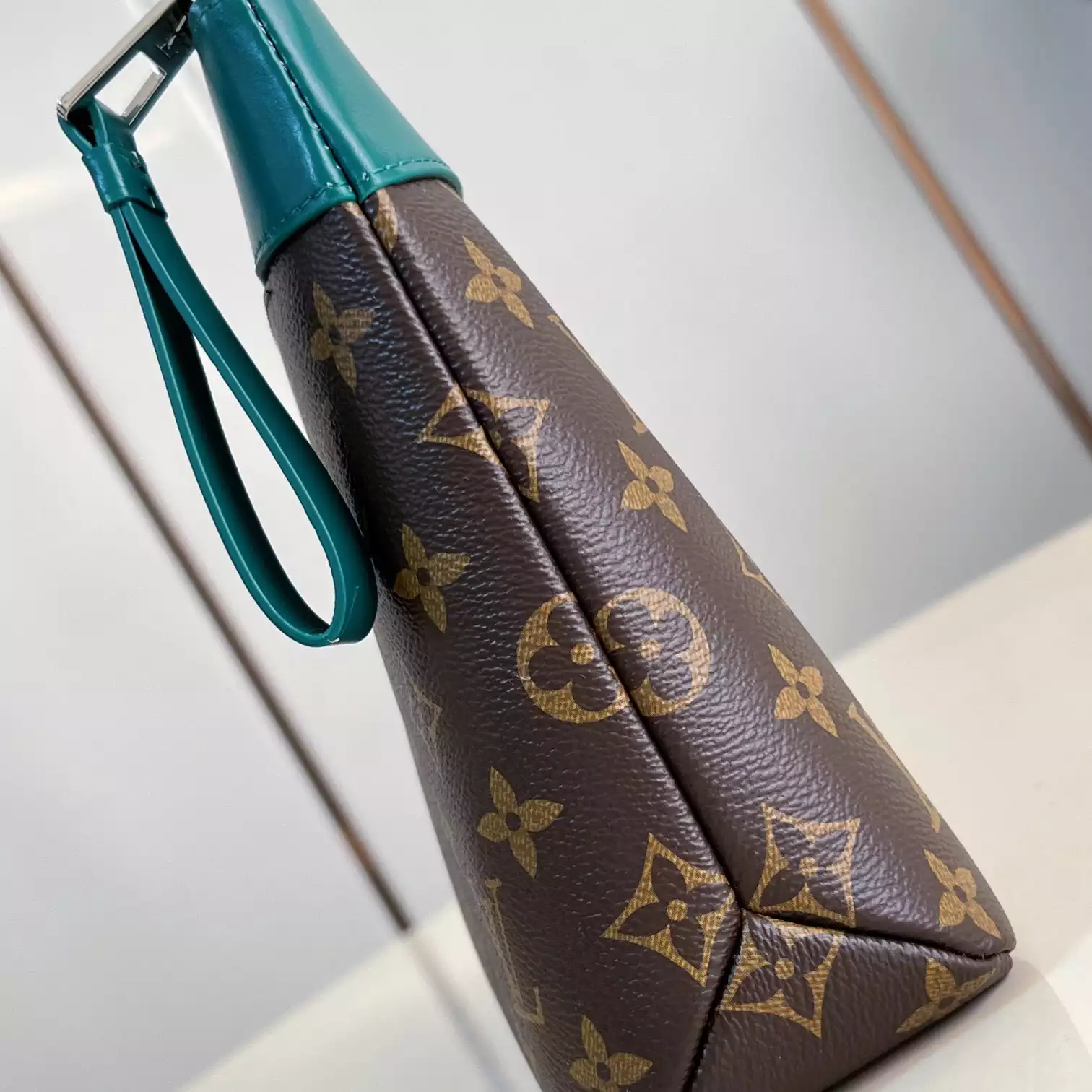 POCHETTE VOYAGE SOUPLE BORNEO GREEN M13199 - LW403 DISCOVERY BACKPACK PM SKY BLUE MONOGRAM CANVAS