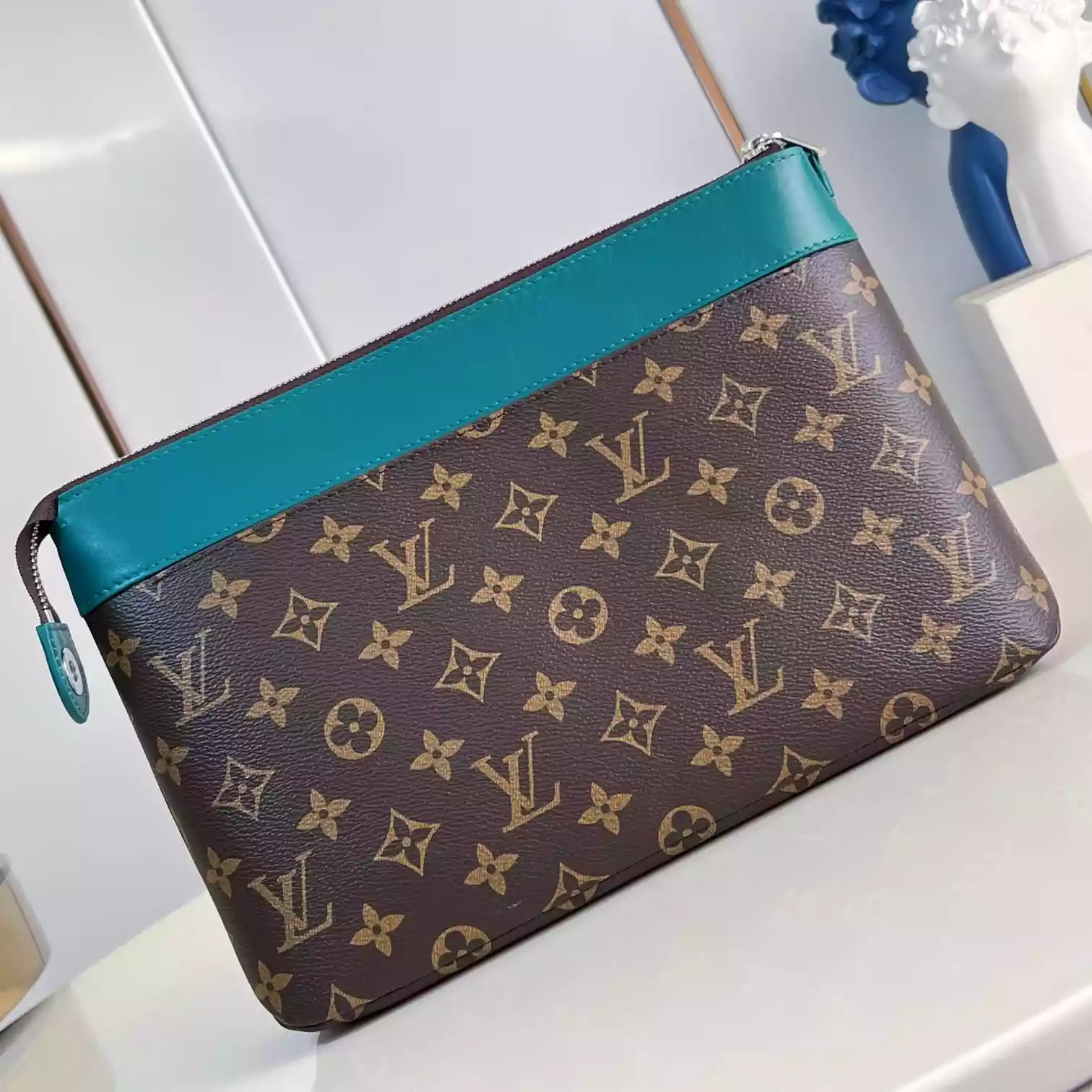 POCHETTE VOYAGE SOUPLE BORNEO GREEN M13199 - LW403 DISCOVERY BACKPACK PM SKY BLUE MONOGRAM CANVAS