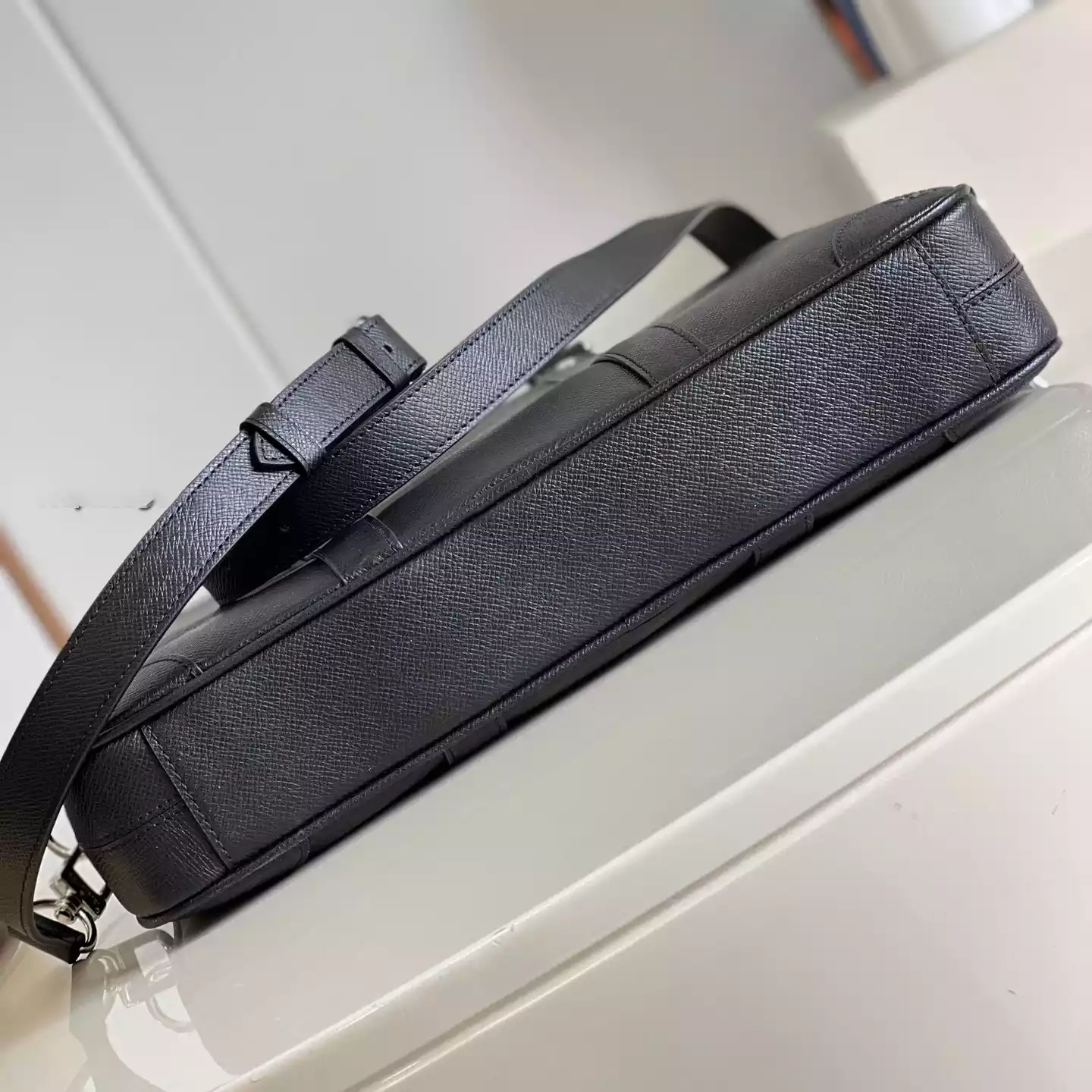 PORTE-DOCUMENTS VOYAGE PM BRIEFCASE TAIGA LEATHER M30925 - LW329 DISCOVERY BACKPACK PM SKY BLUE MONOGRAM CANVAS