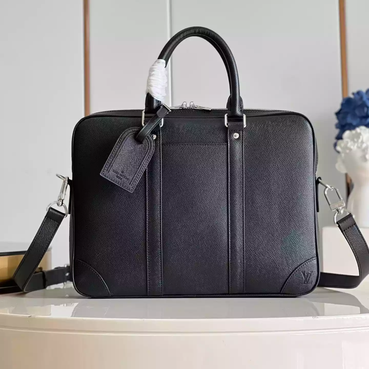 PORTE-DOCUMENTS VOYAGE PM BRIEFCASE TAIGA LEATHER M30925 - LW329 DISCOVERY BACKPACK PM SKY BLUE MONOGRAM CANVAS