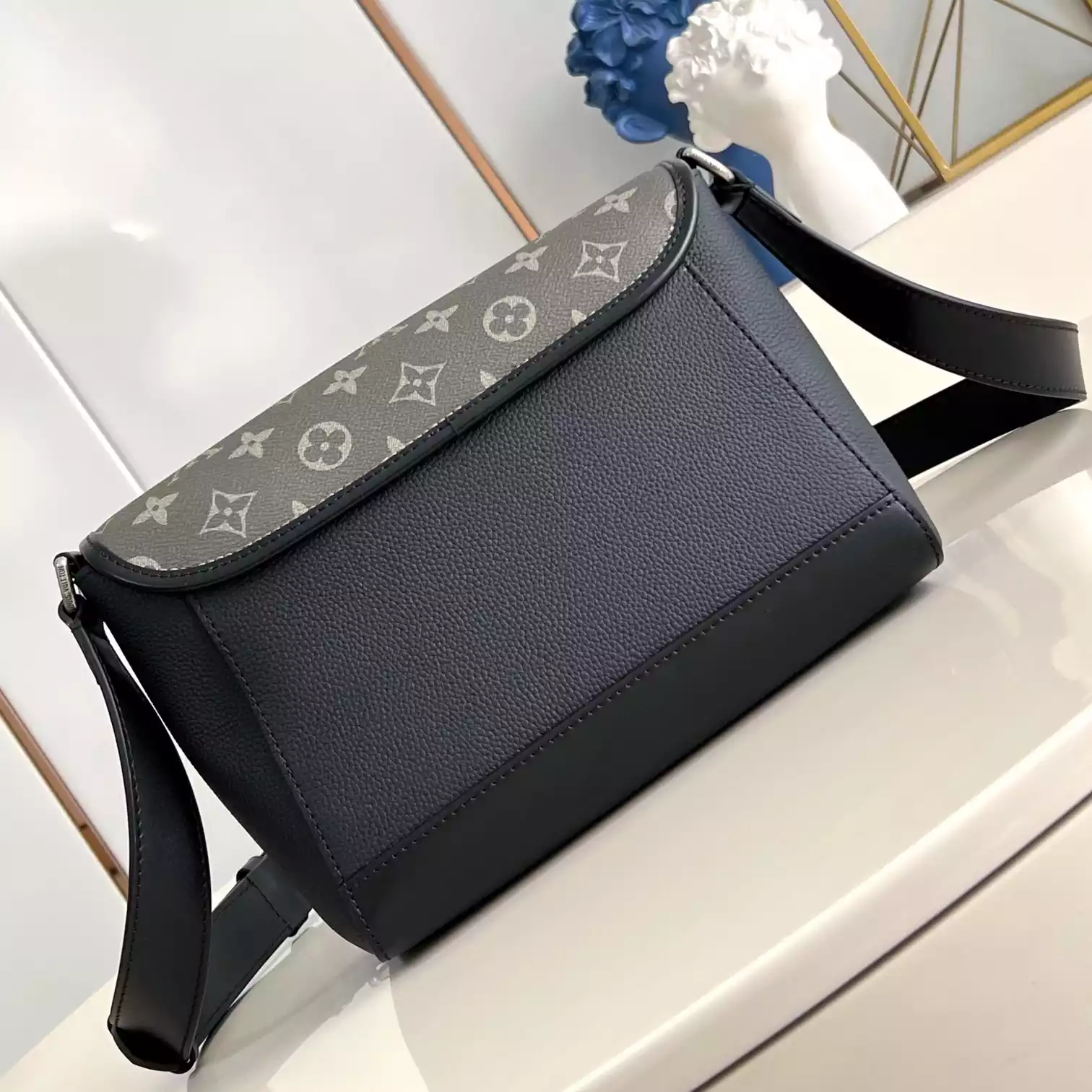 PULSE MESSENGER BAG KHAKI/BLACK COWHIDE LEATHER AND MONOGRAM CANVAS M12625 - LW421 DISCOVERY BACKPACK PM SKY BLUE MONOGRAM CANVAS