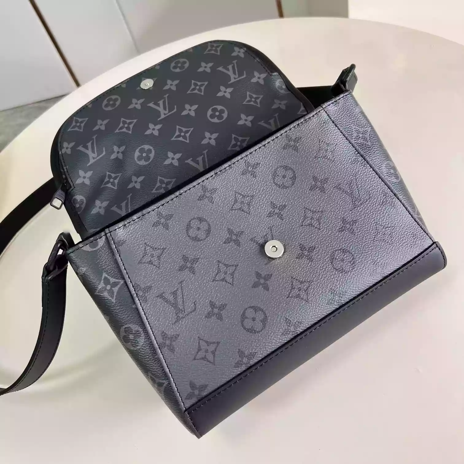 PULSE MESSENGER BAG MONOGRAM ECLIPSE CANVAS M12681 - LW426 DISCOVERY BACKPACK PM SKY BLUE MONOGRAM CANVAS