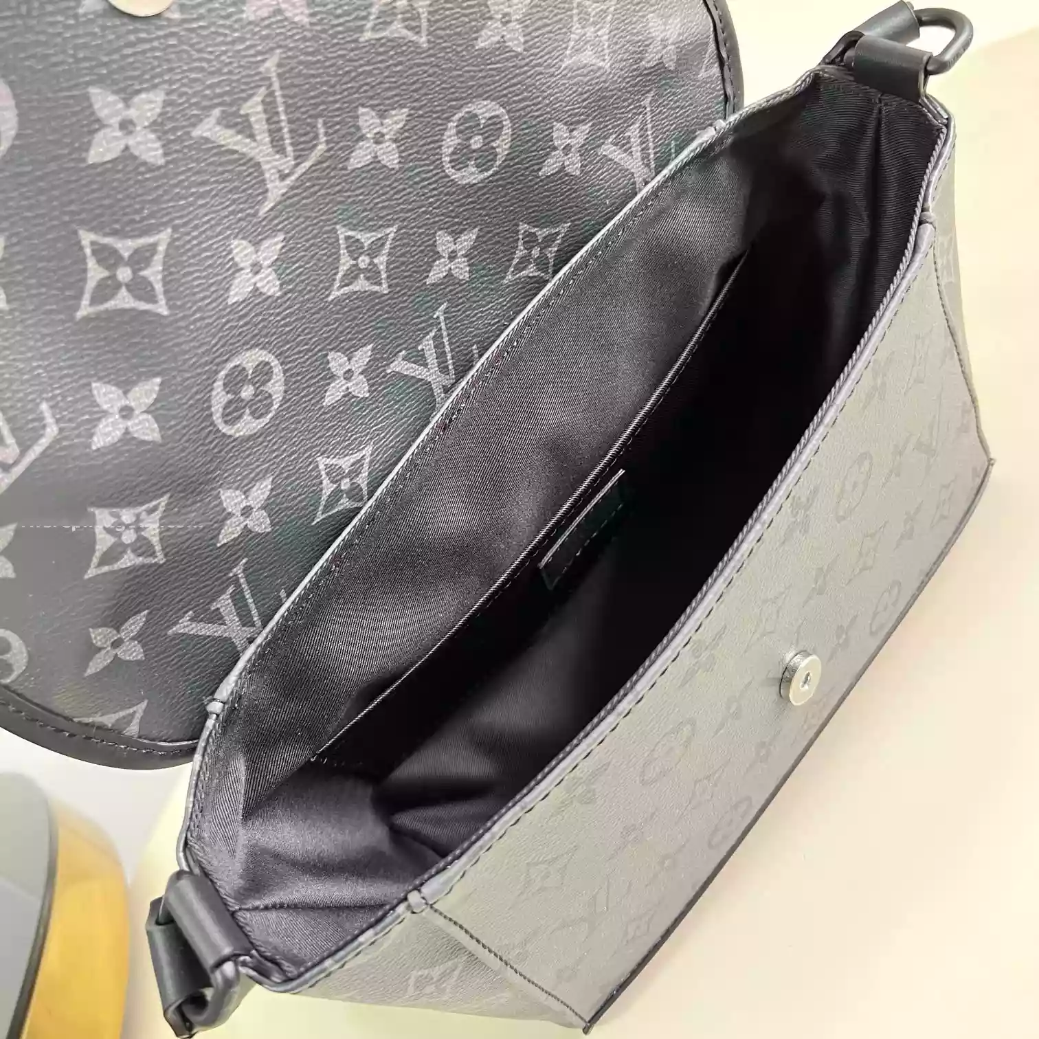 PULSE MESSENGER BAG MONOGRAM ECLIPSE CANVAS M12681 - LW426 DISCOVERY BACKPACK PM SKY BLUE MONOGRAM CANVAS