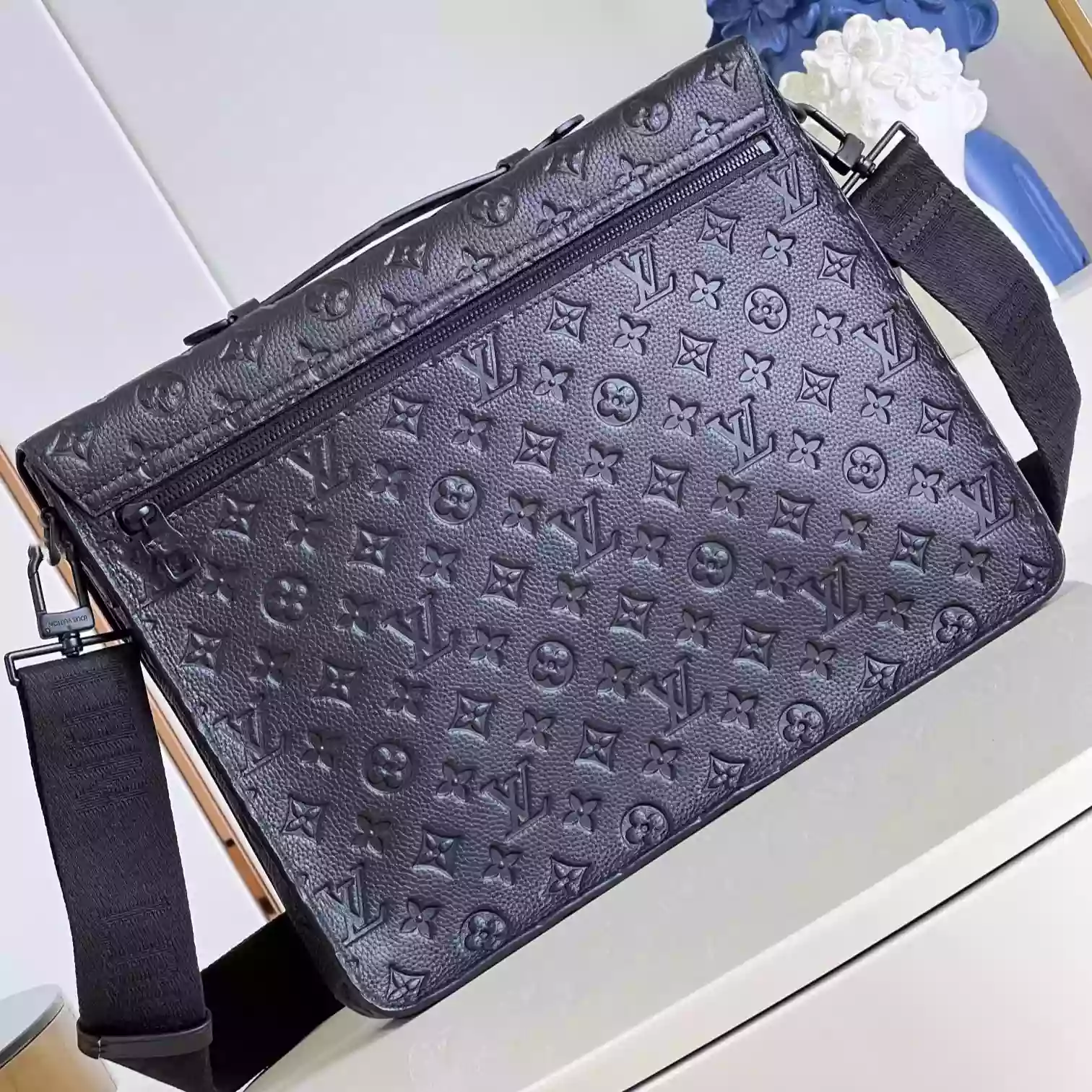 S LOCK BRIEFCASE MONOGRAM TAURILLON LEATHER M20835 - LW331 DISCOVERY BACKPACK PM SKY BLUE MONOGRAM CANVAS