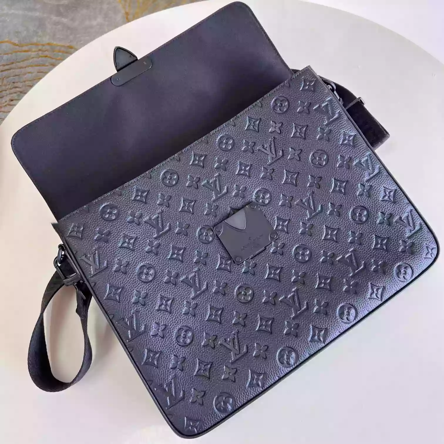 S LOCK BRIEFCASE MONOGRAM TAURILLON LEATHER M20835 - LW331 DISCOVERY BACKPACK PM SKY BLUE MONOGRAM CANVAS