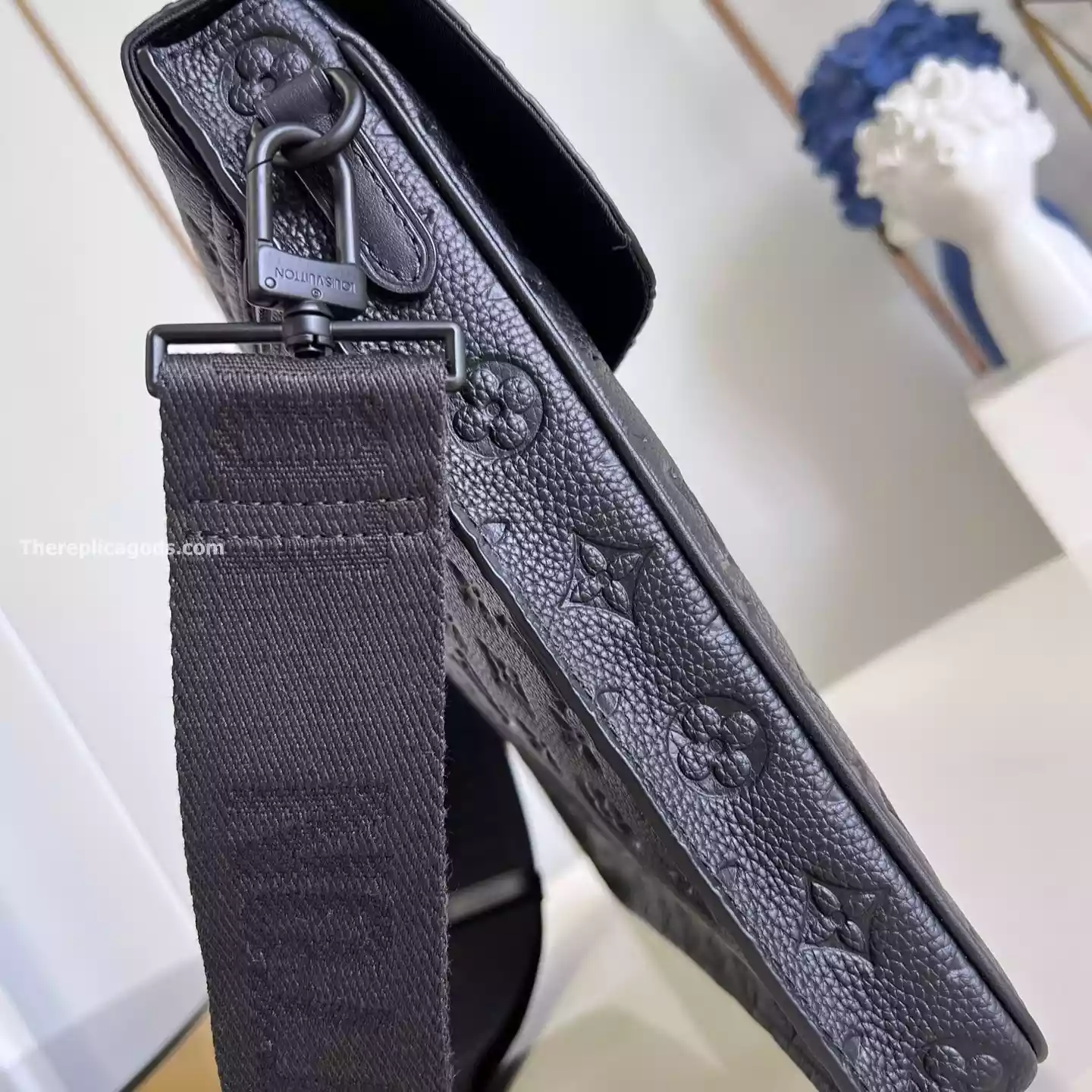 S LOCK BRIEFCASE MONOGRAM TAURILLON LEATHER M20835 - LW331 DISCOVERY BACKPACK PM SKY BLUE MONOGRAM CANVAS