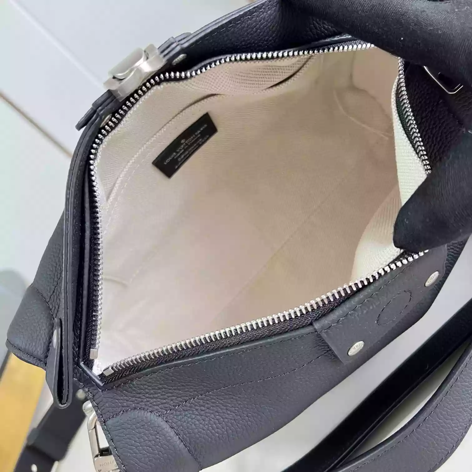 SOUL TRUNK EAST WEST BLACK LV COLORADO CALFSKIN M11615 - LW431 DISCOVERY BACKPACK PM SKY BLUE MONOGRAM CANVAS