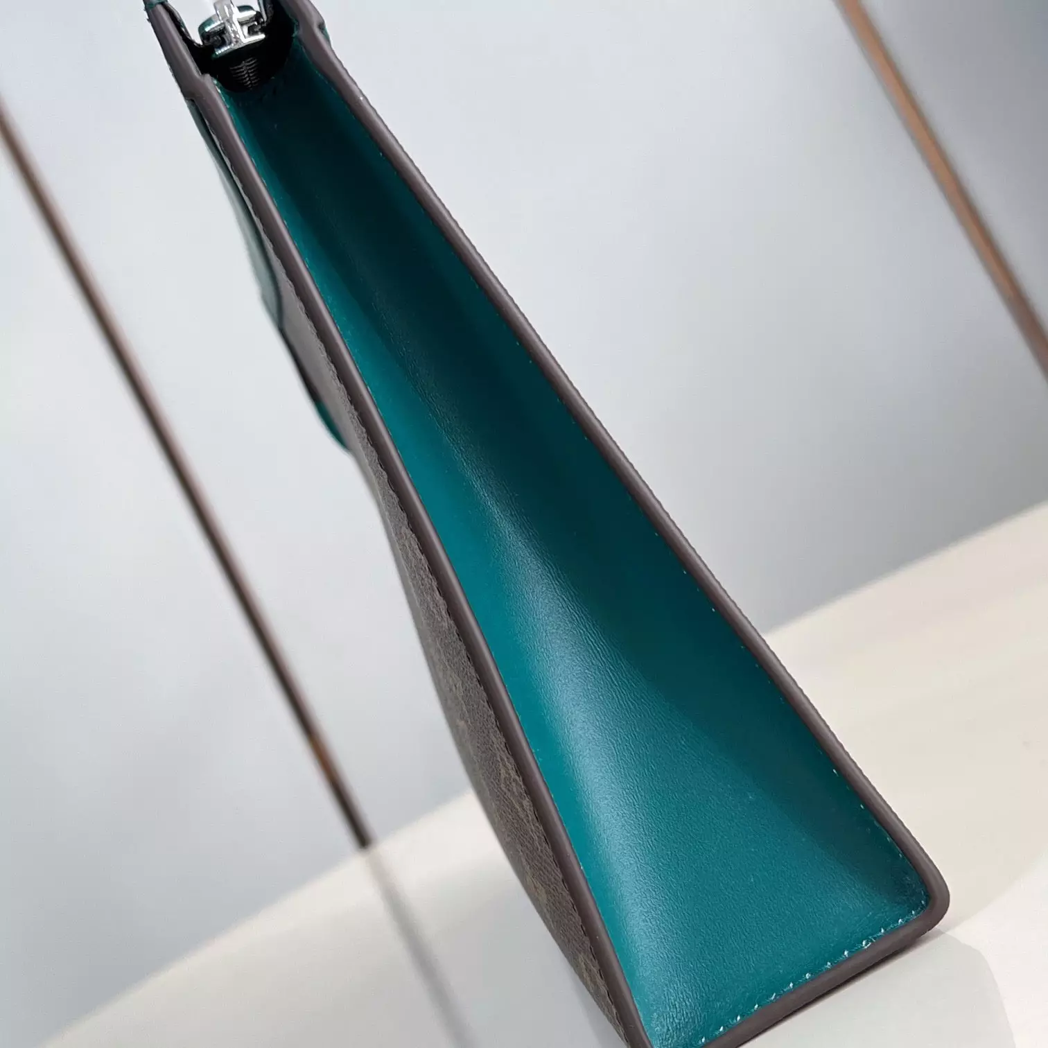 POCHETTE VOYAGE MM BORNEO GREEN M12816 - LW401 DISCOVERY BACKPACK PM SKY BLUE MONOGRAM CANVAS