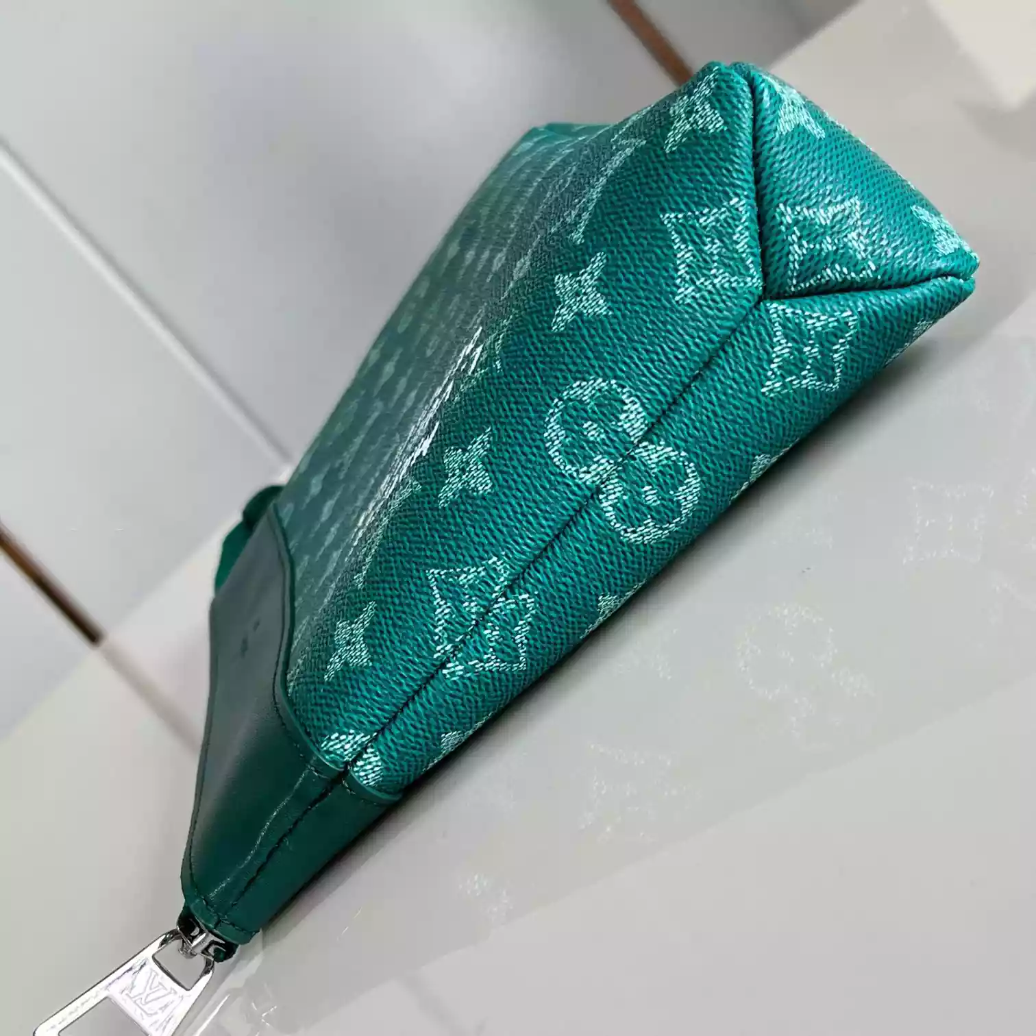 POCHETTE VOYAGE SOUPLE GREEN MONOGRAM ECLIPSE M12665 - LW405 DISCOVERY BACKPACK PM SKY BLUE MONOGRAM CANVAS