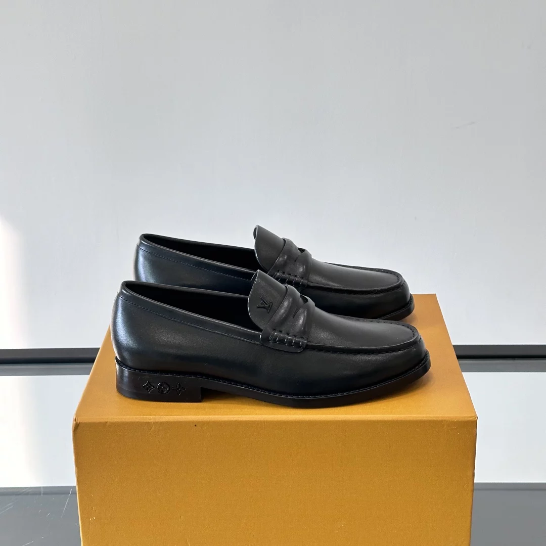 LEATHER LOAFERS IN BLACK - VL054