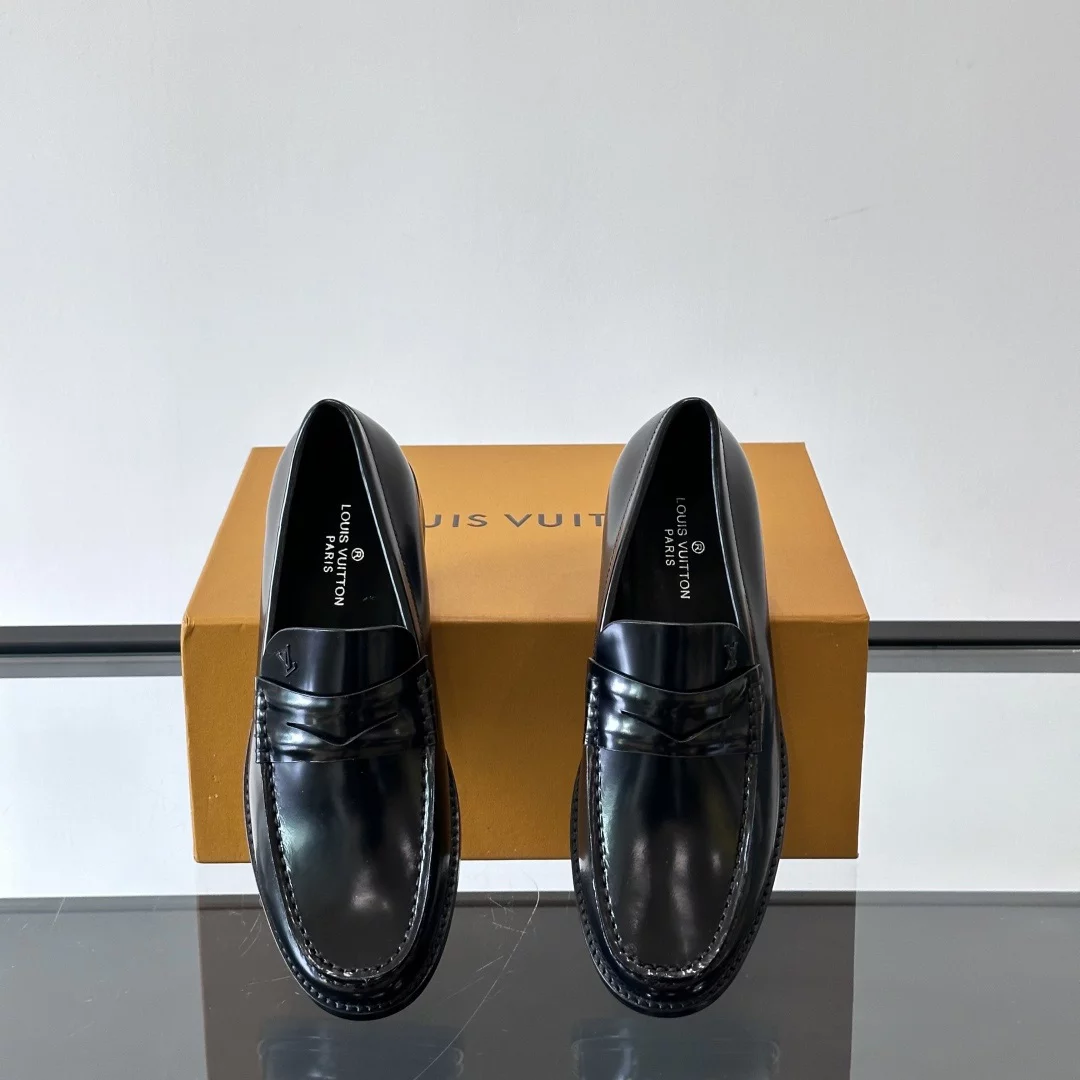 PATENT LEATHER LOAFERS IN BLACK - VL055