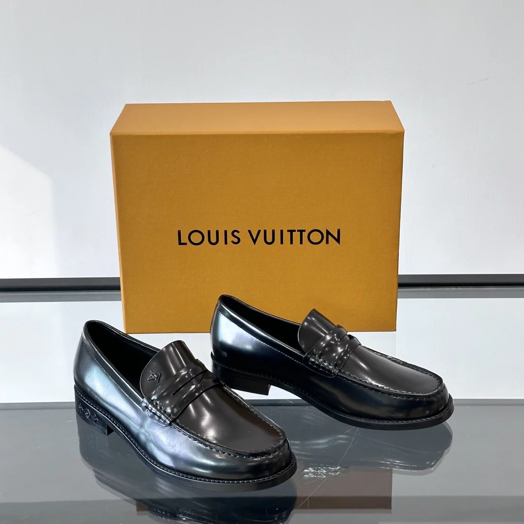 PATENT LEATHER LOAFERS IN BLACK - VL055