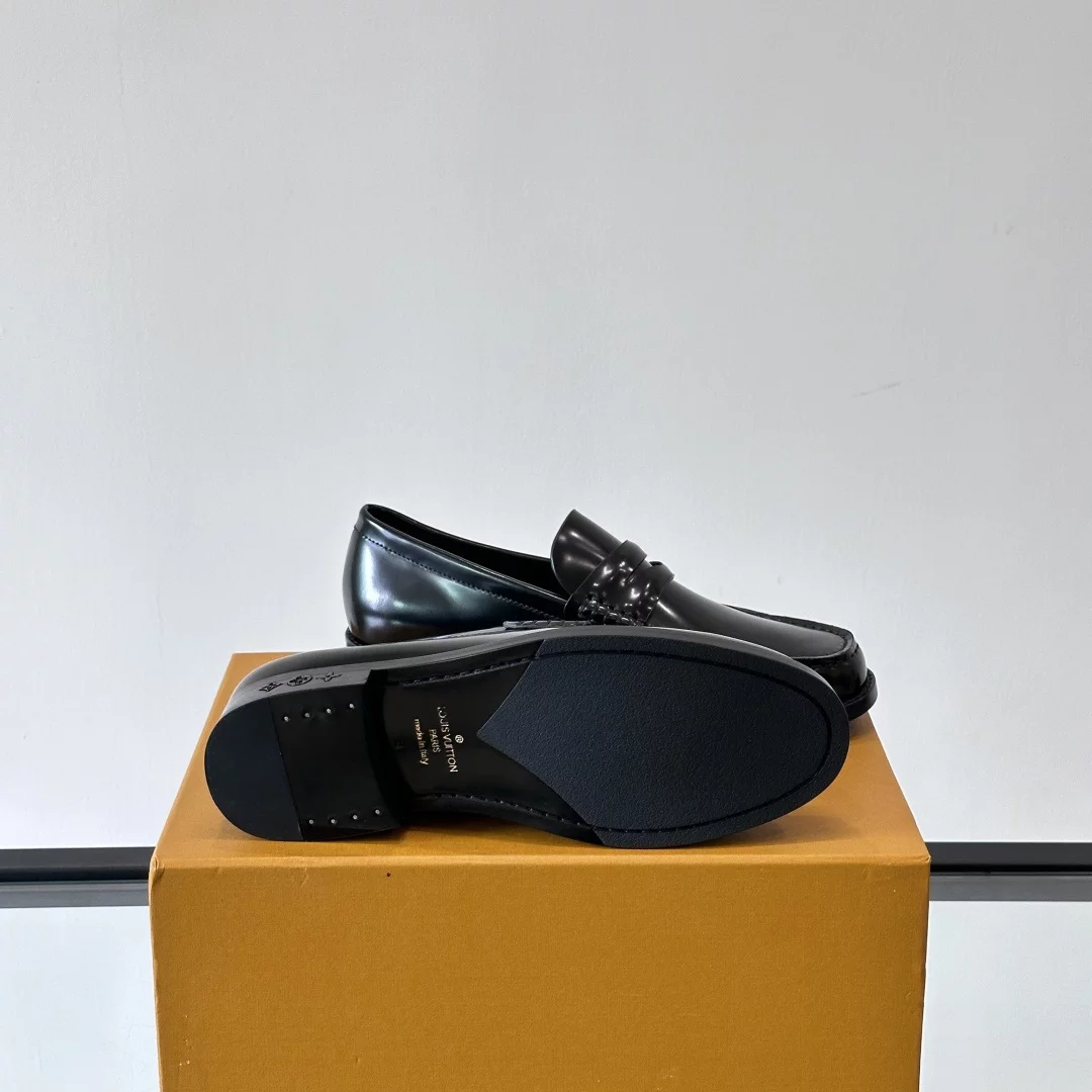 PATENT LEATHER LOAFERS IN BLACK - VL055