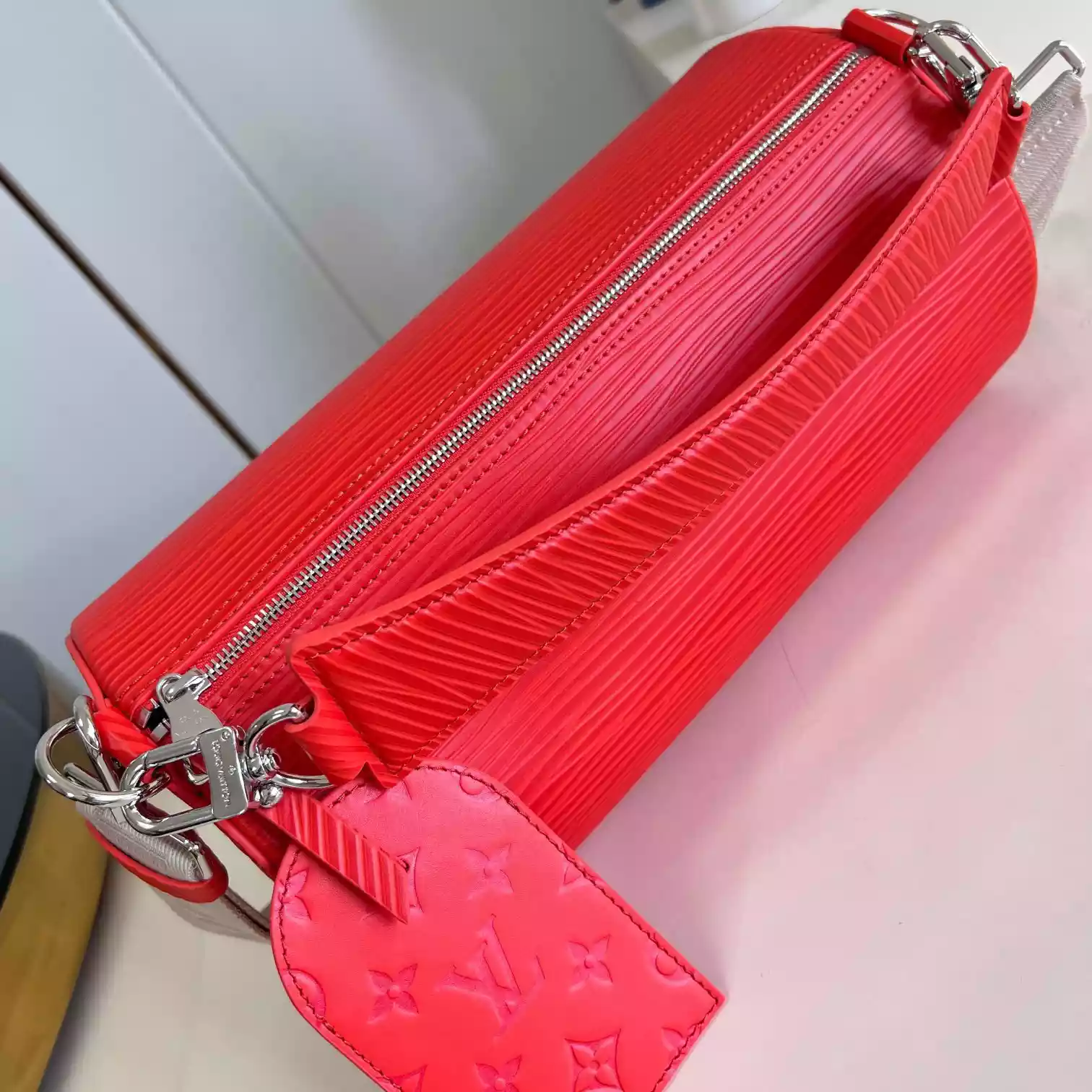 SOFT POLOCHON MM EPI XL GRAINED LEATHER M23719 - LW450 DISCOVERY BACKPACK PM SKY BLUE MONOGRAM CANVAS