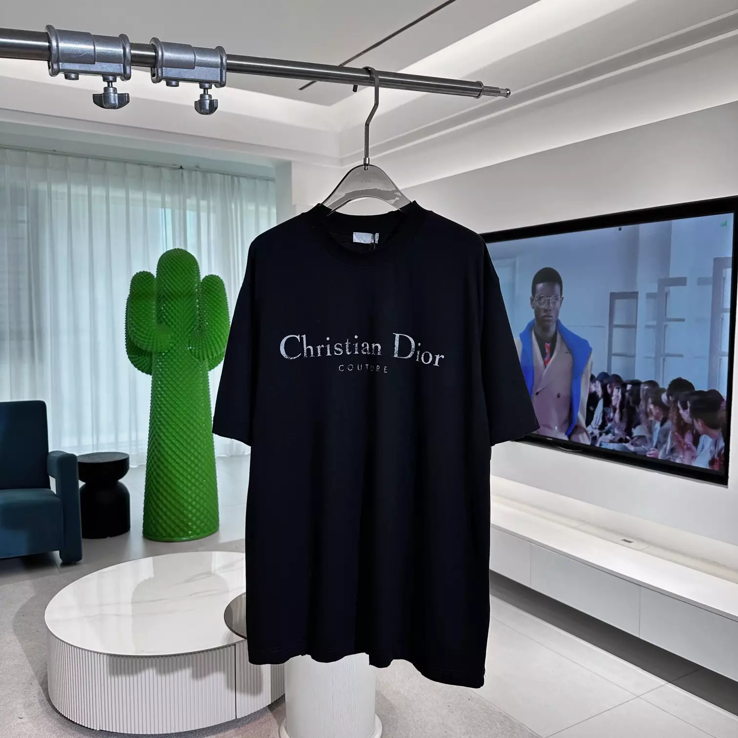 DIOR COUTURE T-SHIRT, RELAXED FIT BLACK DISTRESSED-EFFECT COTTON JERSEY - DOT034