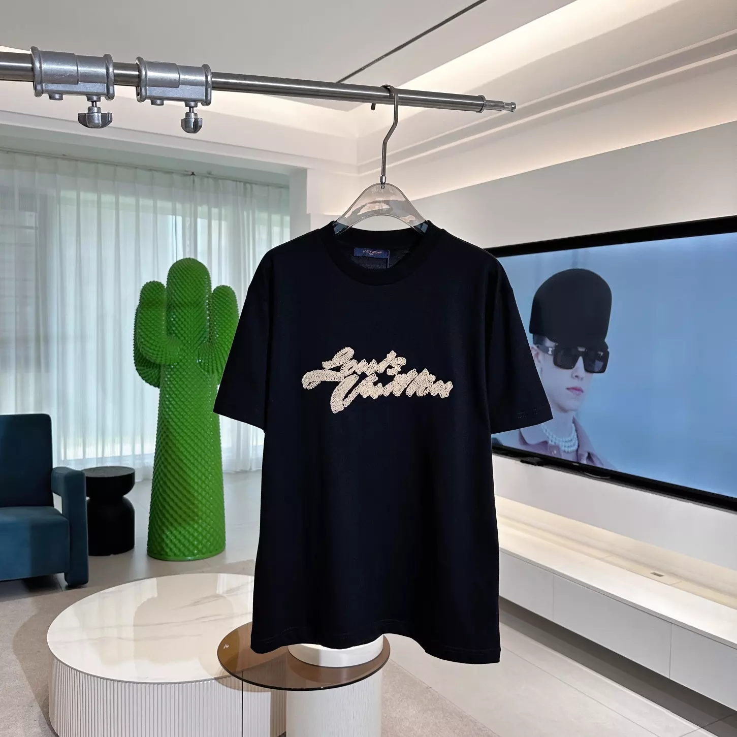 EMBROIDERED SIGNATURE T-SHIRT IN BLACK - LVTS101 Damier Jacquard Short-Sleeved Crewneck - LVTS089