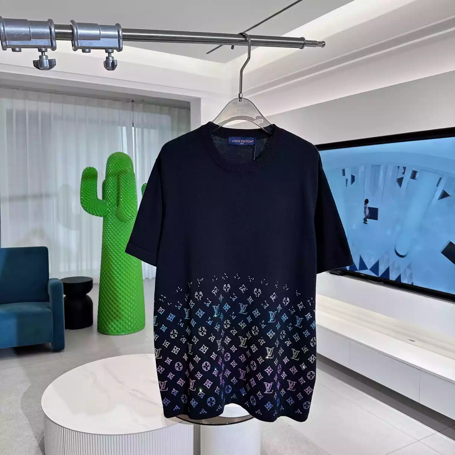 MONOGRAM GRADIENT EMBELLISHED SHORT-SLEEVED CREWNECK IN BLACK - LVTS117 Damier Jacquard Short-Sleeved Crewneck - LVTS089