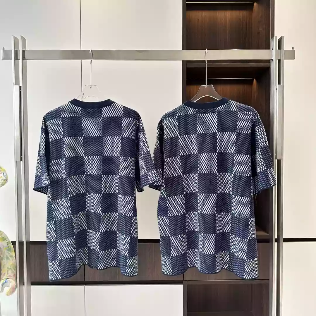 SHORT SLEEVED COTTON DAMIER CREWNECK WITH CRYSTAL LV PATCH - LVTS130 Damier Jacquard Short-Sleeved Crewneck - LVTS089