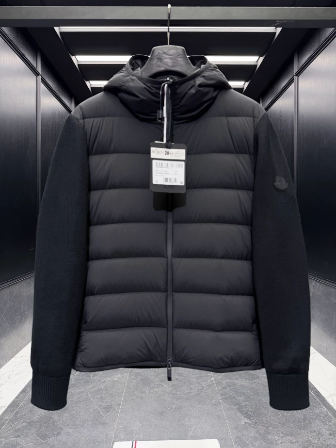MONCLER Short Down Black Coat - MC147