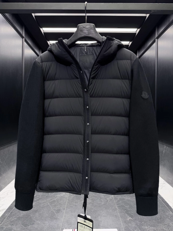 MONCLER Short Down Black Coat - MC147