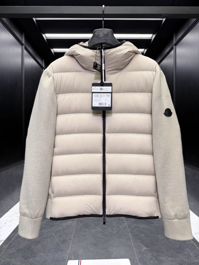 MONCLER Short Down Black Coat - MC147