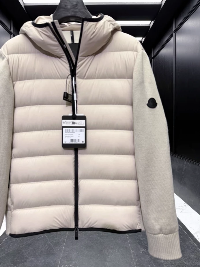 MONCLER Short Down Black Coat - MC147