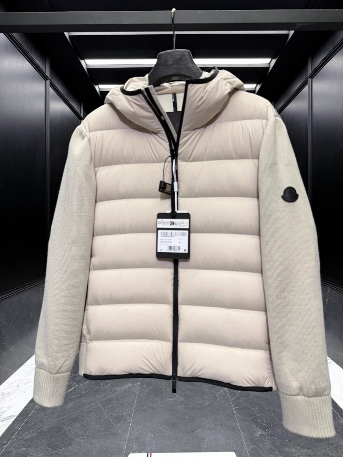 MONCLER Short Down Black Coat - MC147