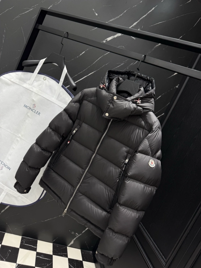 MONCLER Short Down Black Coat - MC147